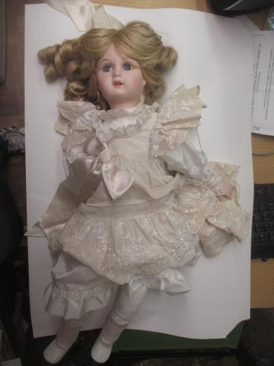 Poup�e en Porcelaine Les Romantiques Mundia Christine et C�cile  55 Cm