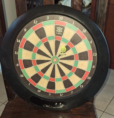 X DARTS Cible �lectronique de fl�chettes (dartboard) avec 1 fl�chette aimant�e