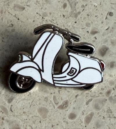 Pin s Vespa Piaggio D�mons & Merveilles Petit Mod�le