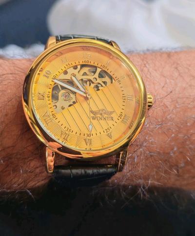 WINNER Montre m�canique manuel squelette dor� bracelet noir