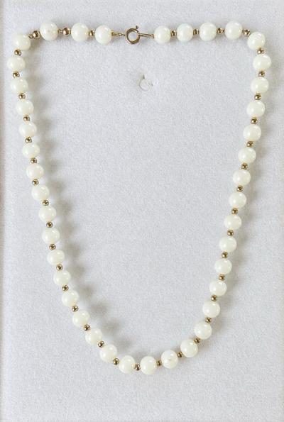 Collier de perles blanches avec perles en m�tal dor�   argent� vintage classique