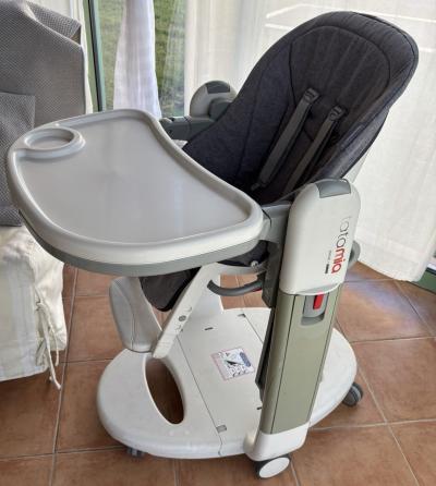 Peg Perego Tatamia chaise haute b�b� gris-blanc avec plateau