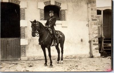 MILITARIA 1914-1918   CARTE PHOTO   cavalier 34 sur le kepi