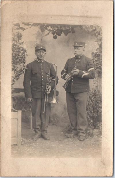 MILITARIA   CARTE PHOTO   deux soldats musiciens