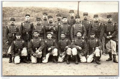 MILITARIA   1914 1918   CARTE PHOTO de deux militaires (31 sur le col)