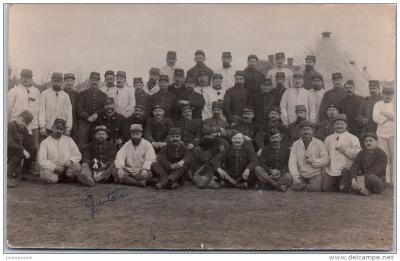 MILITARIA   1914 1918   groupe de militaires en campement (kepi n 40)