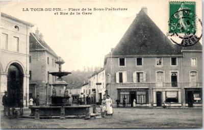 38 LA TOUR DU PIN   la place et la rue de la gare.