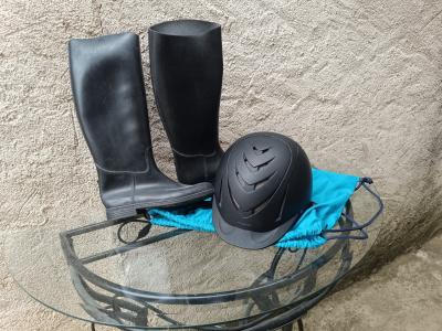 Bottes cavali�res noires   casque d �quitation noir avec sac de rangement bleu
