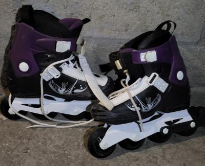 Rollers en ligne noir blanc violet  Taille 39 ,tr�s peu servi.