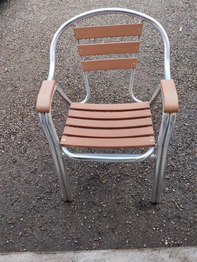 Chaise de jardin empilable m�tal argent� lattes marron avec accoudoirs