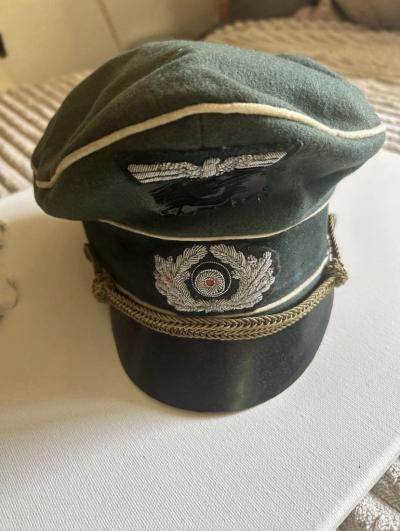 Casquette militaire verte visi�re noire, cordon tress� dor�, insigne brod�