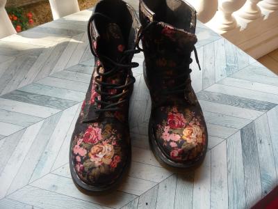 bottines dr marteens a fleurs taille 40
