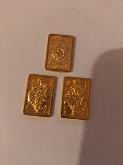 Lot de 3 petites  F�ves Forme Carte Tr�fle Dor� Neuf.