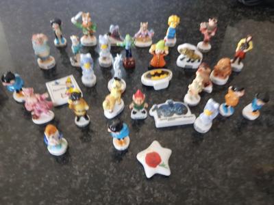 COLLECTION LOT 32 FEVES BATMAN DISNEY PINOCCHIO BANZAI STAR ACADEMY 2004......