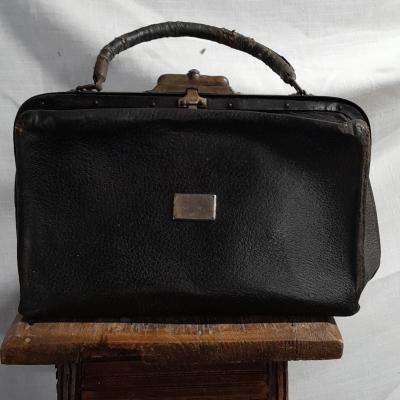 Sacoche m�decin de femme  cuir noir grain�, anse dessus, doublure rouge,