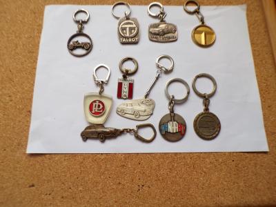 TRES RARE LOT DE 10 PORTE CLEFS VOITURES ANCIENNES A VOIR