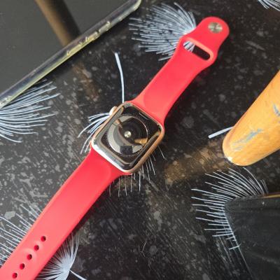 Apple Watch Series 4 44 mm A1977 Apple Watch OS bracelet silicone rouge