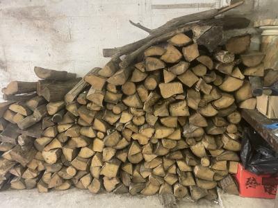 Lot de bois de chauffage en b�ches empil�es, tas de b�ches, mat�riau bois