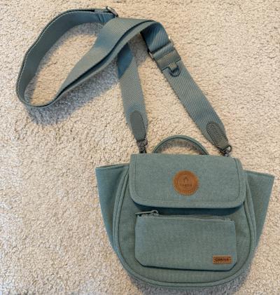 Cabaia sac bandouli�re toile jean bleu uni, sangle verte, pochette