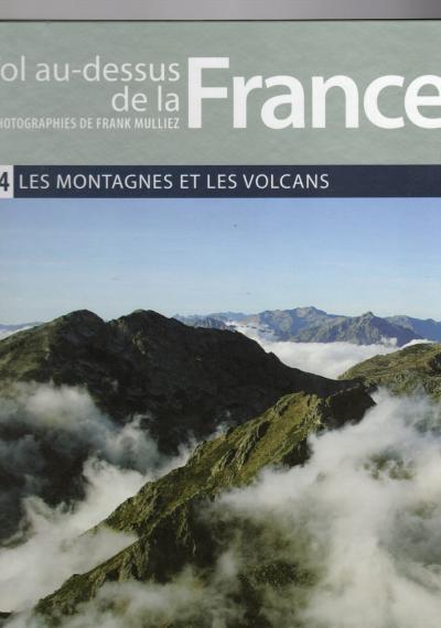 VOL AU DESSUS DE LA FRANCE   LES MONTAGNES ET LES VOLCANS