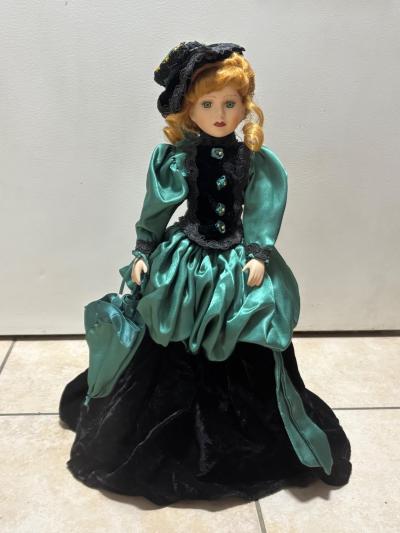 Poup�e porcelaine de collection   robe satin vert et velours noir