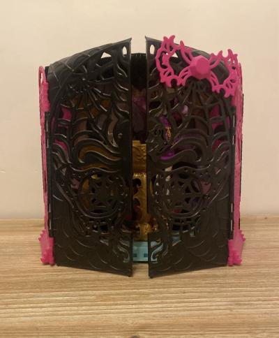 Monster High poup�e cheveux violets   d�cor-sc�ne pliable, meubles, accessoires