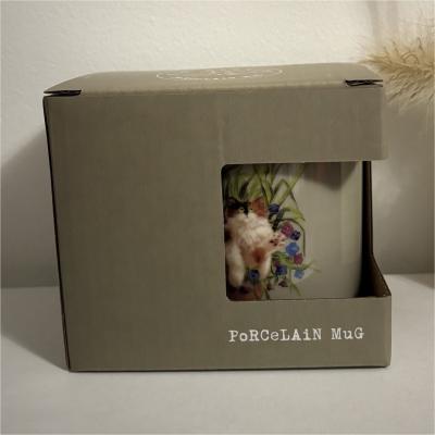 Mug porcelaine kaki et multicolore motif chat dans plante d�cor� boisson chaude