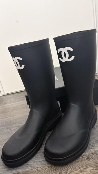 CHANEL Bottes de pluie noires � enfiler doubl�es bout rond talon plat logo CC
