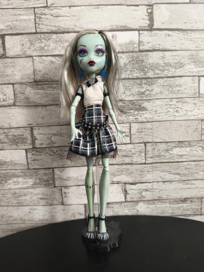 Monster High poup�e mannequin Frankie Stein avec v�tements et tenue