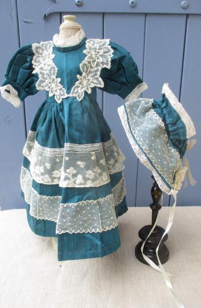 ROBE AVEC DENTELLE  ET BEGUIN POUR  POUPEE ANCIENNE
