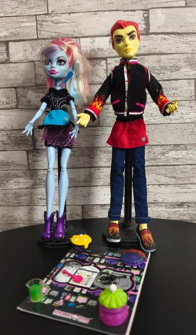 Monster High lot 2 poup�es avec Abbey et gar�on enflamm� , avec les accessoires