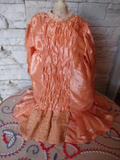 GRANDE ROBE TISSU SATINE  AVEC DENTELLE ANCIENNE POUR POUPEE ANCIENNE