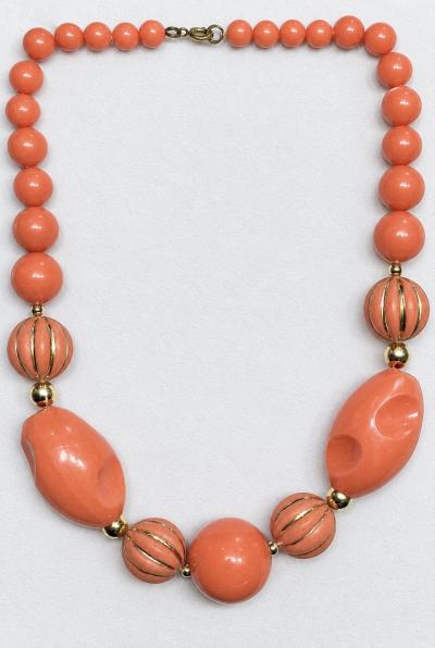 Collier vintage en perles corail et dor� - perles sculpt�es r�tro chic