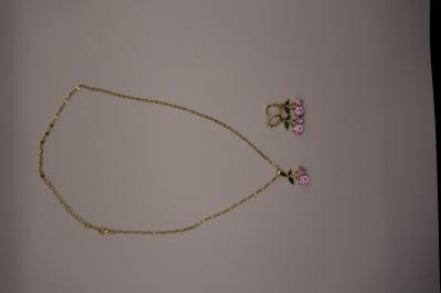Parure bijoux cerises roses dor�es   collier   boucles d oreilles