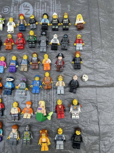 Lot de 54 figurine Lego plus accessoire pour figurine