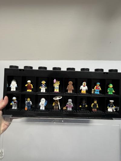 LEGO Lot 16 minifigurines avec bo�tes de rangement et pr�sentoir