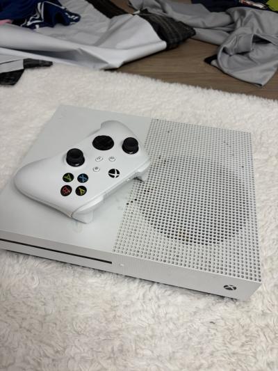 Xbox One blanche avec Sa manette Xbox s�rie Blanche ( compatible) non n�gociable