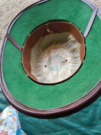 Casque colonial type salacot pith helmet beige-kaki avec jugulaire cuir