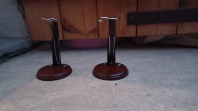 2 petits Supports en bois de 10 cm pour petite poup�e en porcelaine