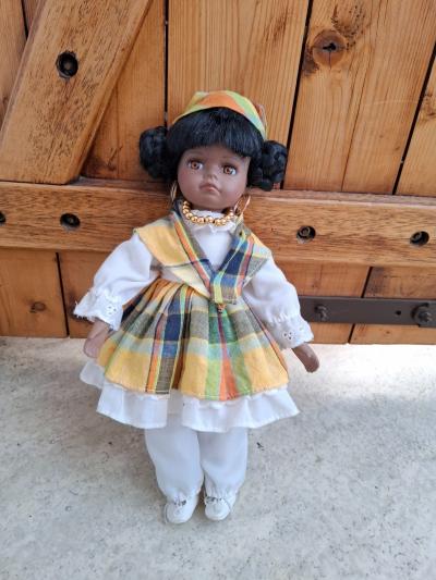 Poup�e de collection en porcelaine tenue de Guadeloupe jaune 30 cm