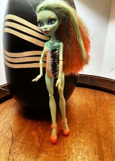 Monster High Poup�e peau verte cheveux orange-verts, chaussures, lot