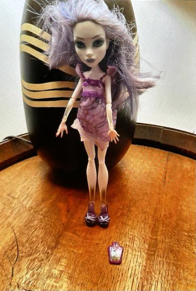 Monster High Poup�e robe violette, chaussures violettes et accessoire