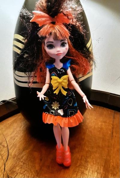 Monster High Poup�e avec v�tements, tenue noire et orange, n ud, chaussures