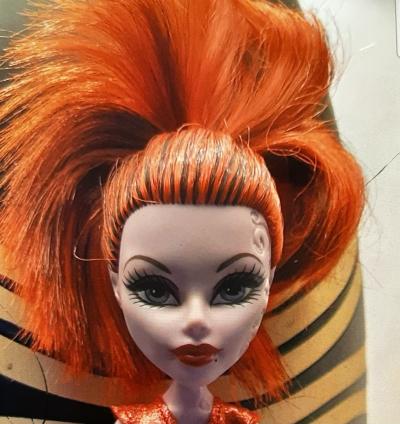 Monster High poup�e articul�e cheveux roux-orange avec tenue orange ancien