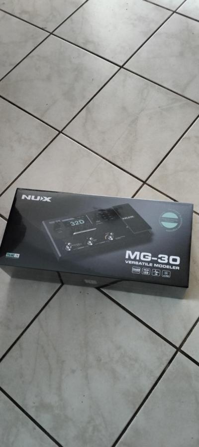 NUX MG 30 p�dalier multi effets mod�lisation guitare �lectrique noir