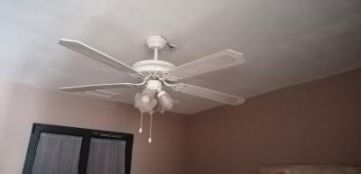 Ventilateur de plafond blanc 4 pales avec lumi�re, commande cha�ne de traction