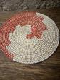 Dessous de plat rond en fibres naturelles tress�es rouge & blanc   � env. 36 cm