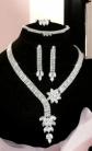 Parure en cristal comprenant collier, boucles d oreilles, bague et bracelet