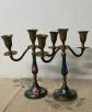 Lot de 2 bougeoirs en laiton peint � la main   D�cors fleurs dans leur jus