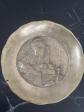 ANCIENNE ASSIETTE D�CORATIVE EN LAITON METAL REPOUSS�